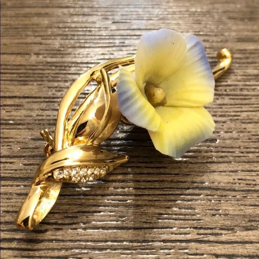 G.E. WLIND Ceramic Porcelain Flower Pin Goldtone